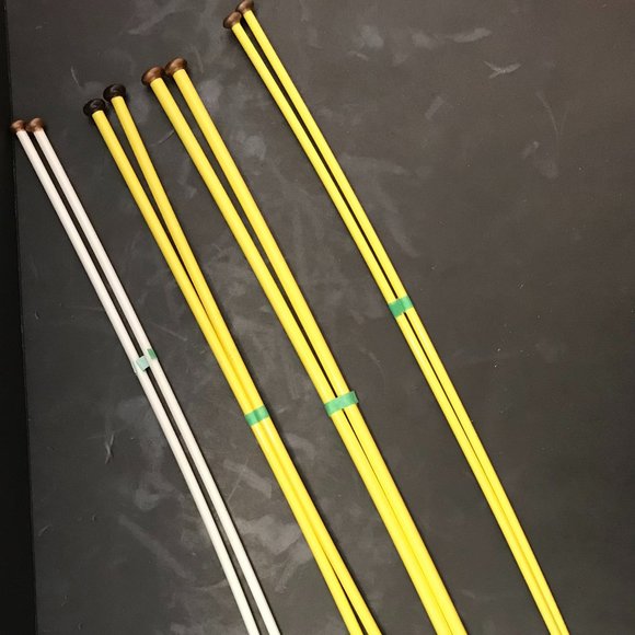 Knitting items (needles, bobbins, gauge, yarn holders) - Picture 7 of 14